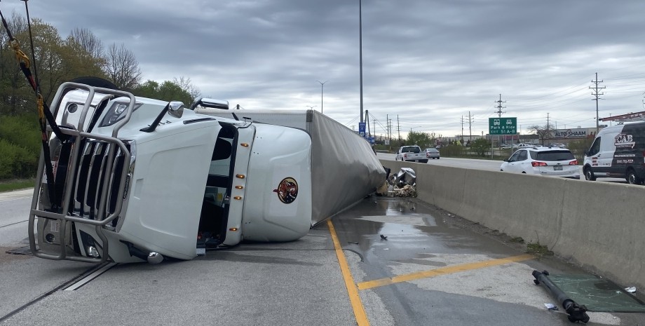 авария грузовик в штате Висконсин, разлитое пиво, грузовик на боку, без пострадавших