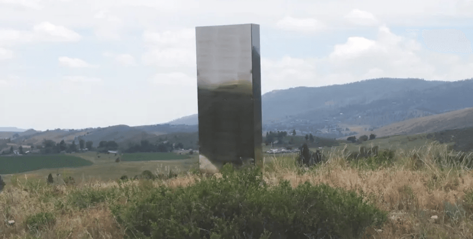 Зеркальный монолит в поле, металлическая конструкция, находка, новая тайна, загадочный монолит, монолит посреди поля