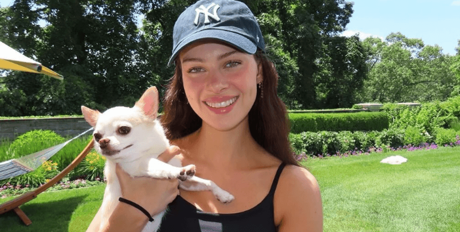 Нікола Пельц, собака, дерева, трава