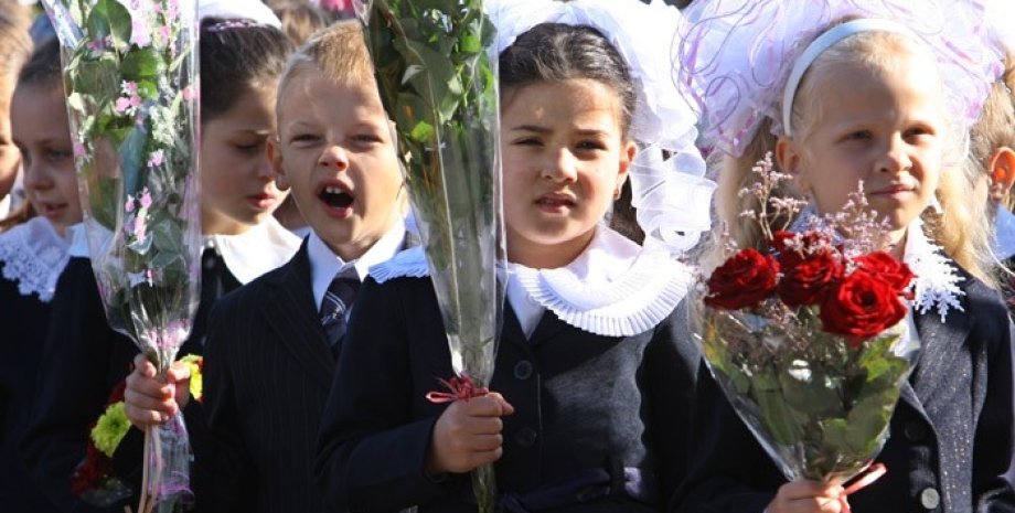 Праздничных линеек не было в 13 школах Донецкой области / Фото: Иван Черничкин