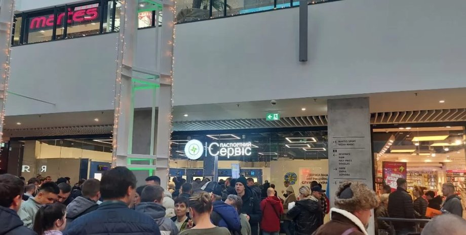 Очередь в паспортный сервис, очередь консульство, очередь паспорт за границей, очередь мужчины за границей, МИД консульские услуги