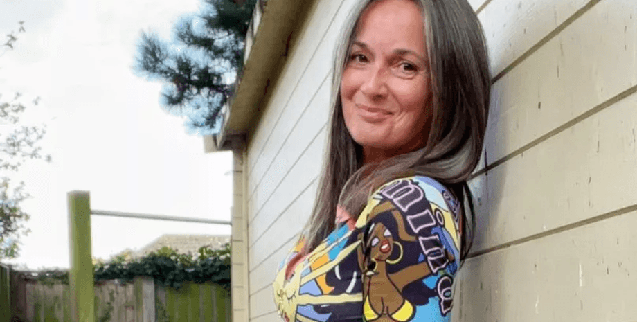 Жінка сповільнила старіння, фітнес, тренер, заняття спортом, спортивна бабуся, піднімає тяжкості, фізичні вправи, тренування