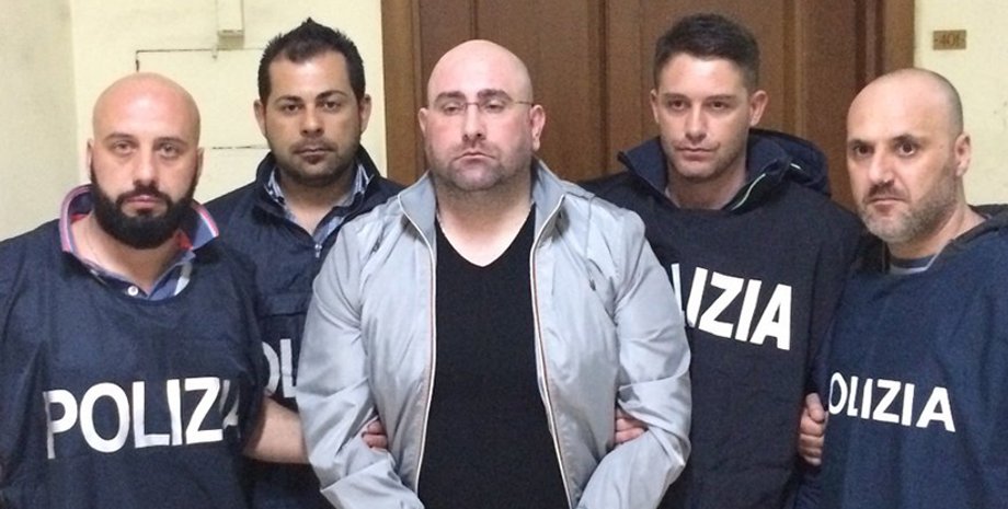 Роберто Манганьелло и полицейские / Фото: twitter.com/poliziadistato