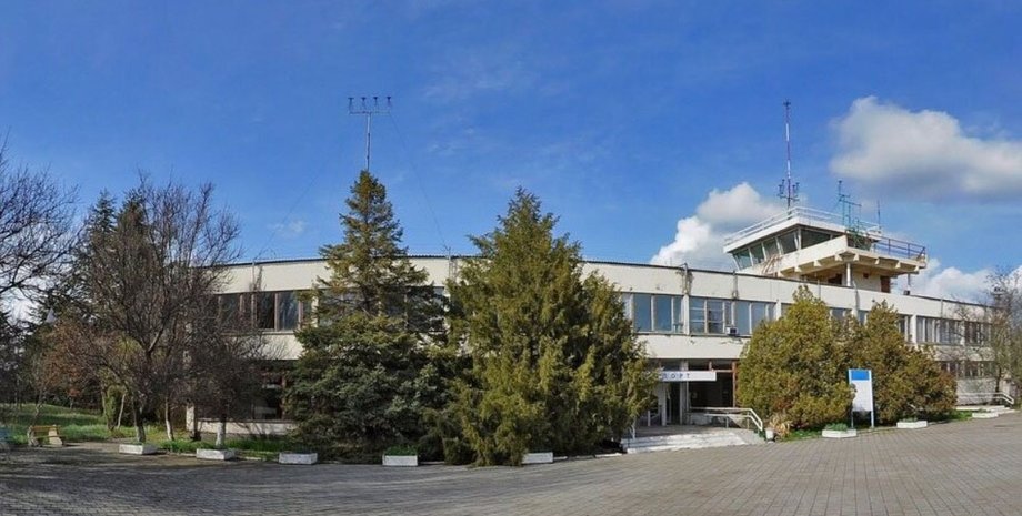 На территории аэропорта "Керчь" РФ построила ангары и фортификации и планирует запускать дроны по Украине, выяснили расследователи "Схем"