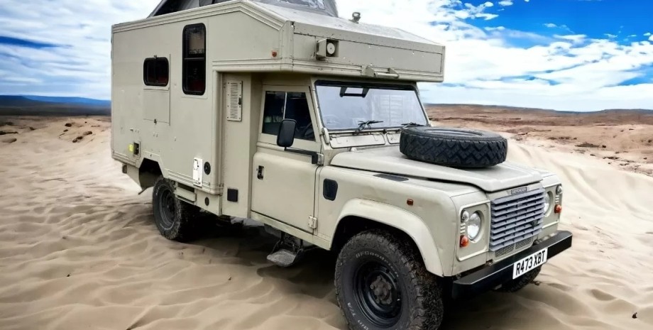 Land Rover Defender SUVS otrzymał moduł mieszkalny z miejscami do spania, kuchni...