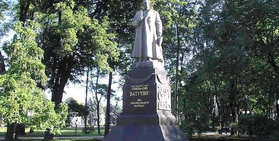 Памятник Ватутину в Мариинском парке в Киеве