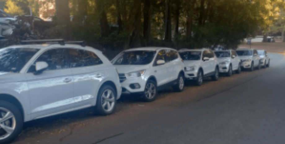 Сбой в матрице, одинаковые внедорожники, не может объяснить с помощью логики, глюк в Матрице, необычное зрелище, совпадение, белый джип