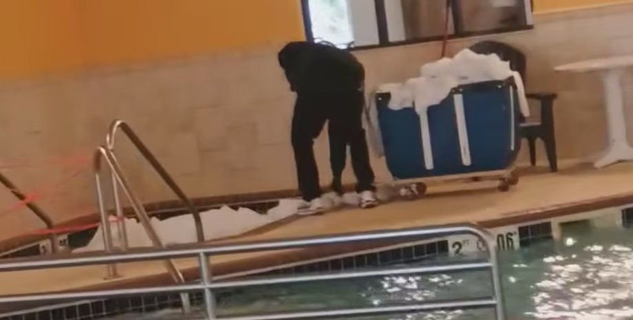 Працівник готелю в Північній Дакоті кладе простирадла в громадське джакузі для прання, викликавши обурення гостей