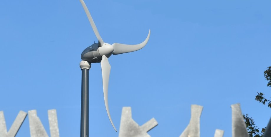 Вітряна турбіна Skystream на вулиці