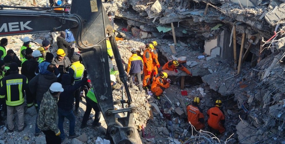 постраждалі в Туреччині, порятунок постраждалих від землетрусу, пошукові роботи в Туреччині