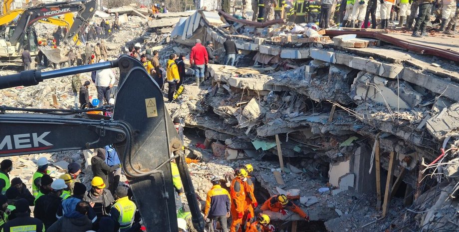 постраждалі в Туреччині, порятунок постраждалих від землетрусу, пошукові роботи в Туреччині