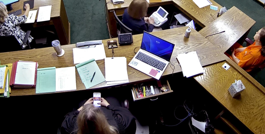 Судья, заседание, скандал, курьез в зале суда, увольнение, США, фото, камеры видеонаблюдения