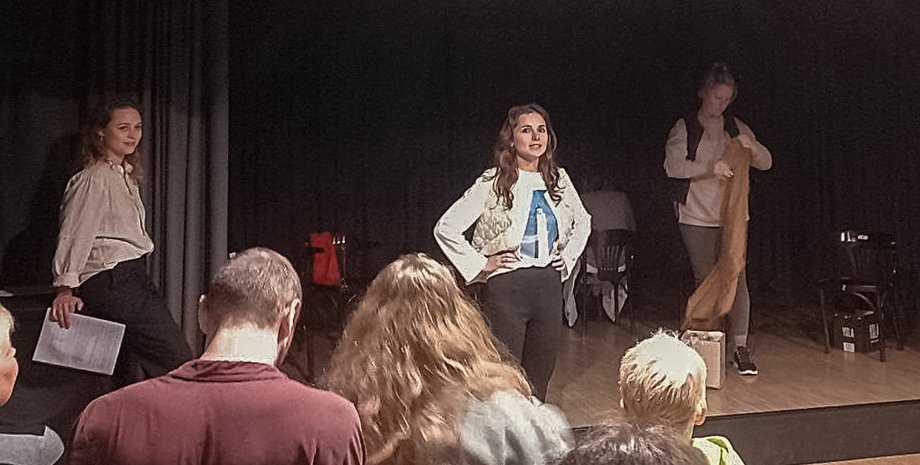 Шесть ребер гнева, Александра Денисова, драматург Денисова, читка пьесы, спектакль о войне, спектакль о войне с Россией, спектакль о войне в Украине