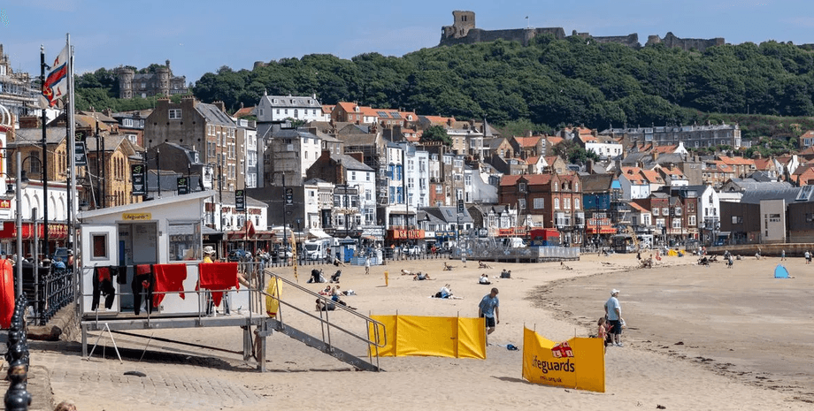 Приморське місто, місто в Англії, Скарборо, місто потопає у злочинності, туристичне місто, люди бояться виходити,