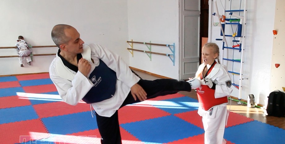 Тренер тхеквондо та дівчина Тренер тхеквондо та дівчина