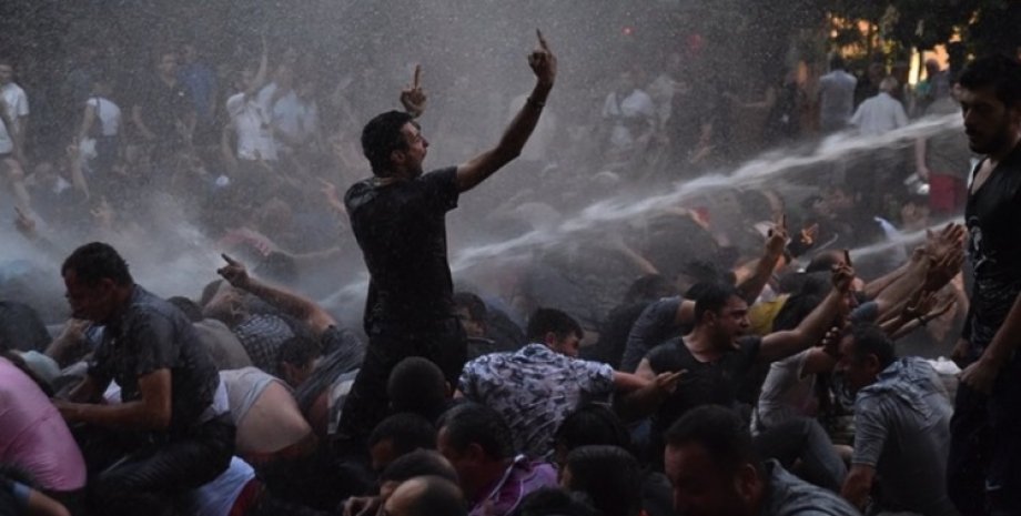 Разгон демонстрантов водометами в Ереване / Фото: "Громадське ТБ"