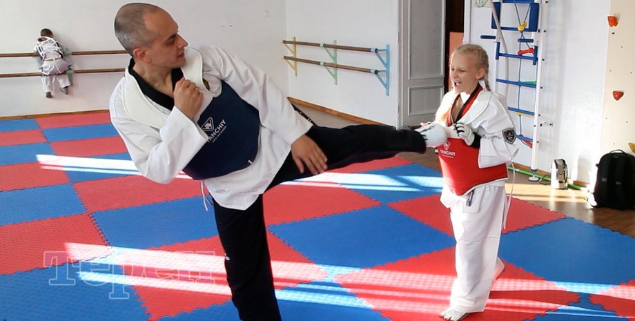 Тренер тхеквондо та дівчина