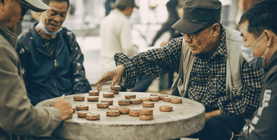 Літні чоловіки, дідусь, пенсіонери, банда пенсіонерів, банда дідів, літні чоловіки грабували будинки, познайомилися за ґратами