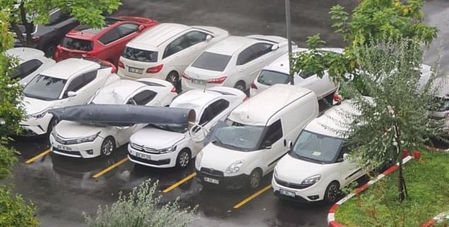 Паливний бак винищувача впав на парковку в Анкарі