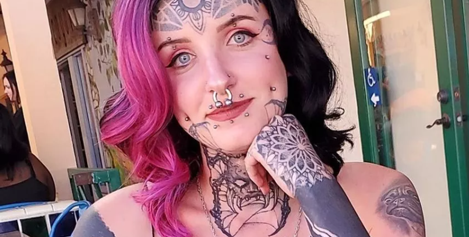 Дівчину не беруть на роботу через тату, 23-річна Еш Путнем з Каліфорнії, пошук роботи, працевлаштування, скандал