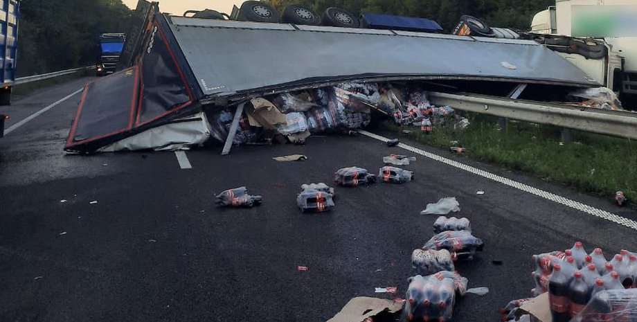 Пляшки на дорозі Сотні пляшок з напоями опинилися на проїжджій частині