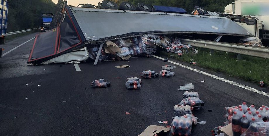 Сотні пляшок з напоями опинилися на проїжджій частині