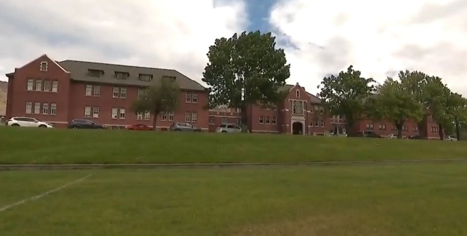 Школа, Камплус, останки, дети