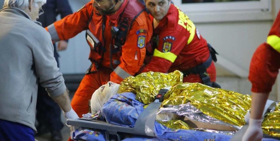 Медики помогают пострадавшим от пожара в клубе в Бухаресте / Фото: standard.co.uk
