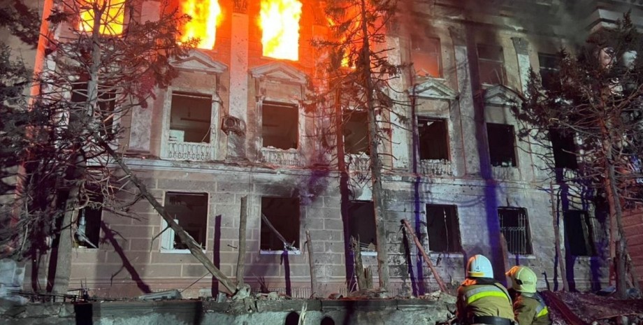 Пожар, Николаев, историческое здание, обстрел, разрушения, ракетная атака, война в Украине