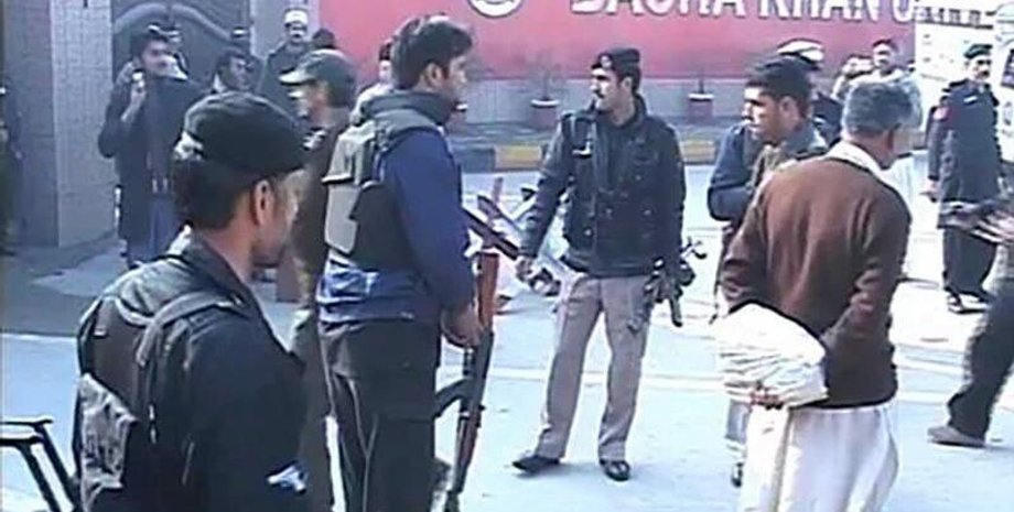 Полиция у университета Бача Хан / Фото: twitter.com/UbaidAwan