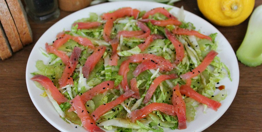 салат с пекинской капустой и красной рыбой