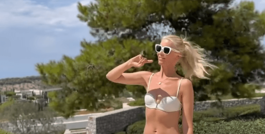 Клаудия Шиффер, бабочк, деревья