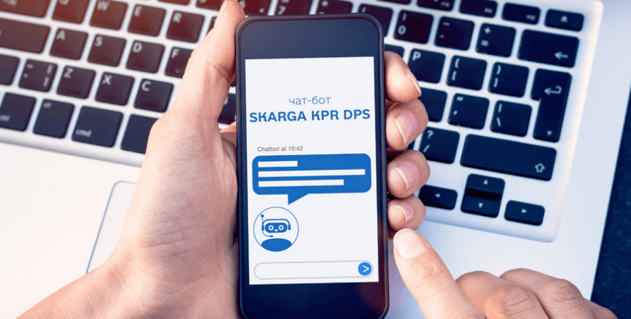 Чат-бот налоговой смартфон, руки, клавиатура