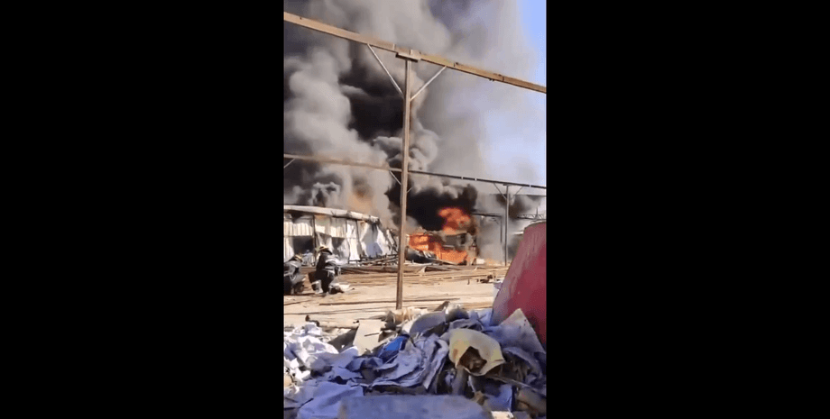 Поджог пожар Китай протесты митингующие карантинный лагерь