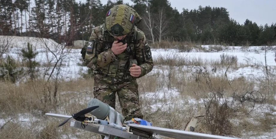 Російський військовий російський військовий з дроном
