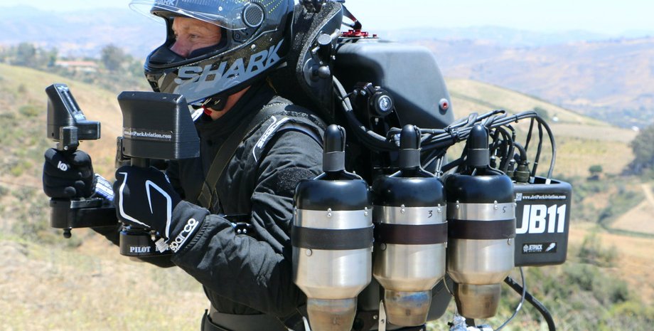 Пилот с джетпаком на фоне холмов