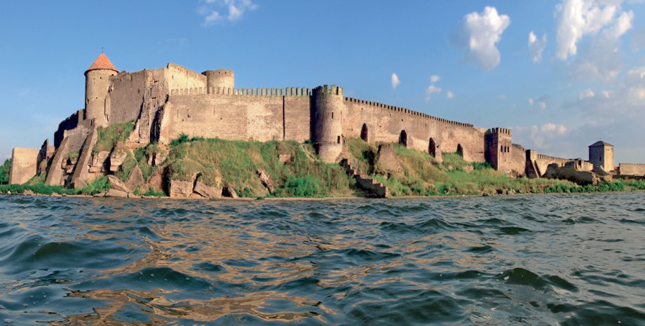 Вид на Аккерманскую крепость со стороны Днестровского лимана