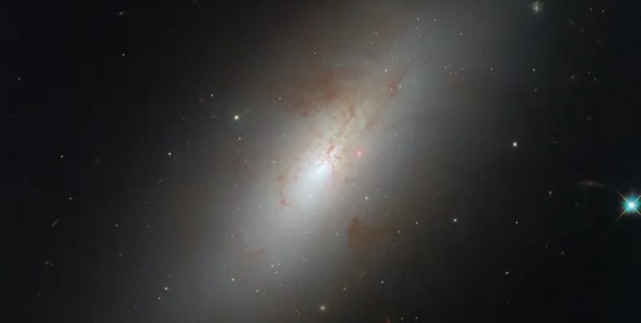 галактика NGC 4694