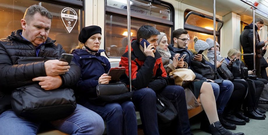 росіяни зі смартфонами в метро
