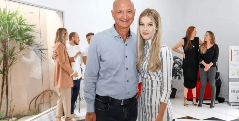 Мэр, который женился на 16-летней девушке, королева красоты, школьника, вышла замуж за миллионера, скандальная свадьба, соцсети,