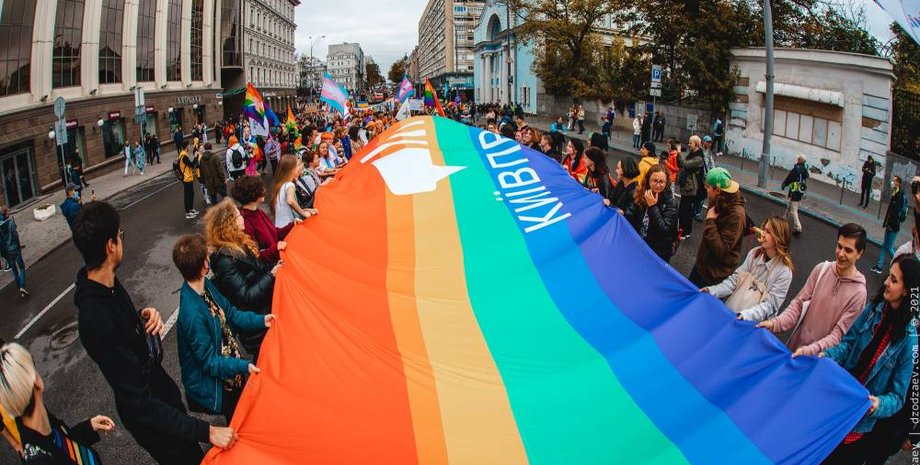 Прайд у Києві почався на Михайлівській площі і викликав негативну реакцію у митрополії ПЦУ