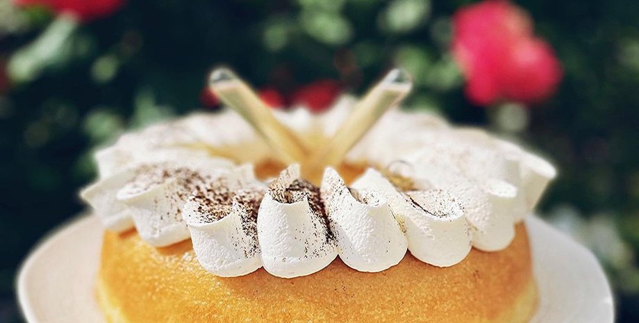 торт саварен, випічка з книг, англійська кухня, смачний кекс із ромом