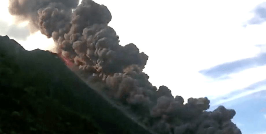 вулкан стромболі, виверження, Італія, лава, туристи