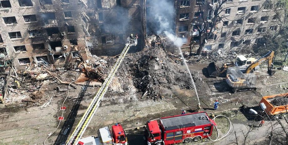 фото рятувальних робіт ДСНС у Києві після удару РФ 24 травня