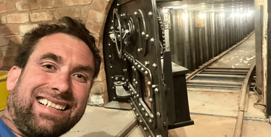 Мужчина построил современный бункер у себя в саду на случай конца света или Третьей мировой войны