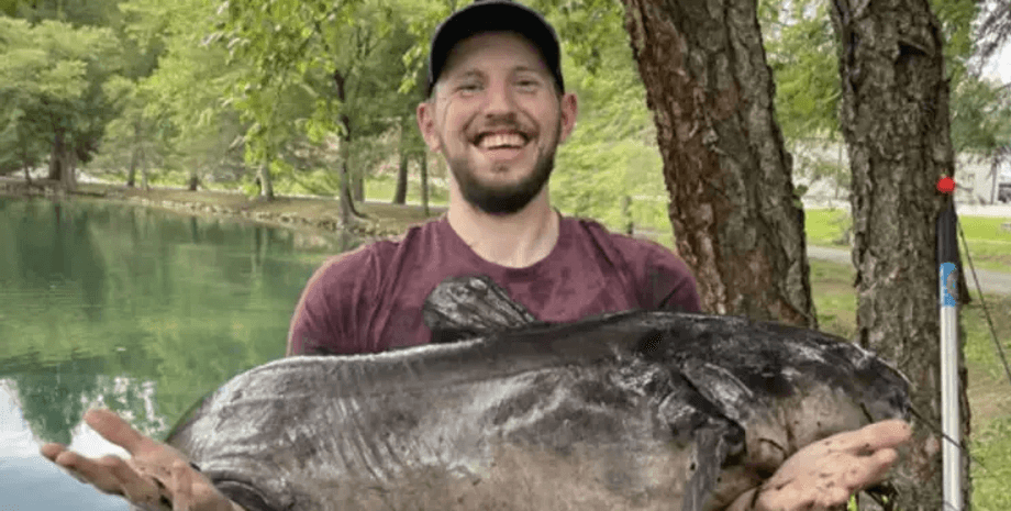 Мужчина поймал рекордного сома, канальный сом, рекордный улов, рыбак, рыба, сом, огромная рыба, большой сом
