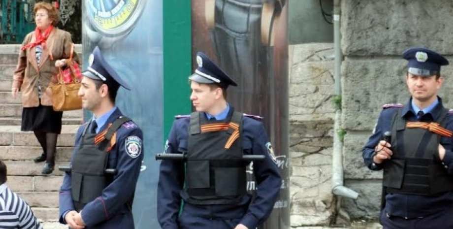 Сотрудники донецкой милиции с "георгиевскими ленточками" / Фото: novosti.dn.ua