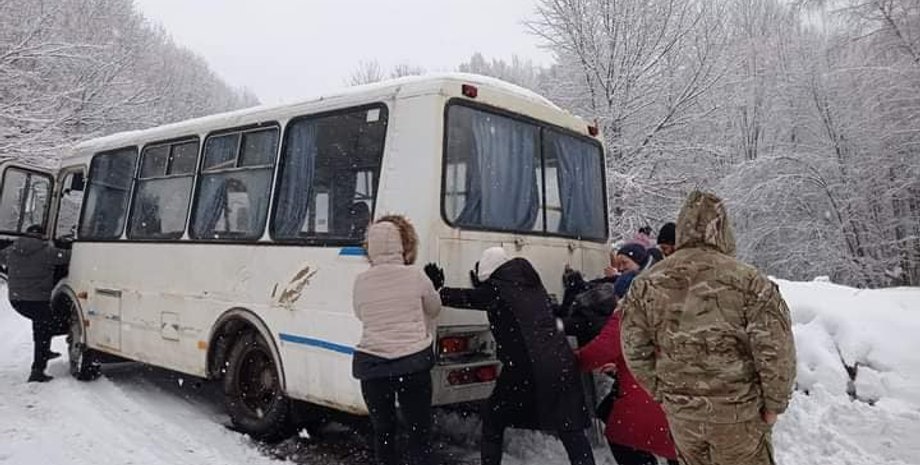Снежные сугробы на дорогах