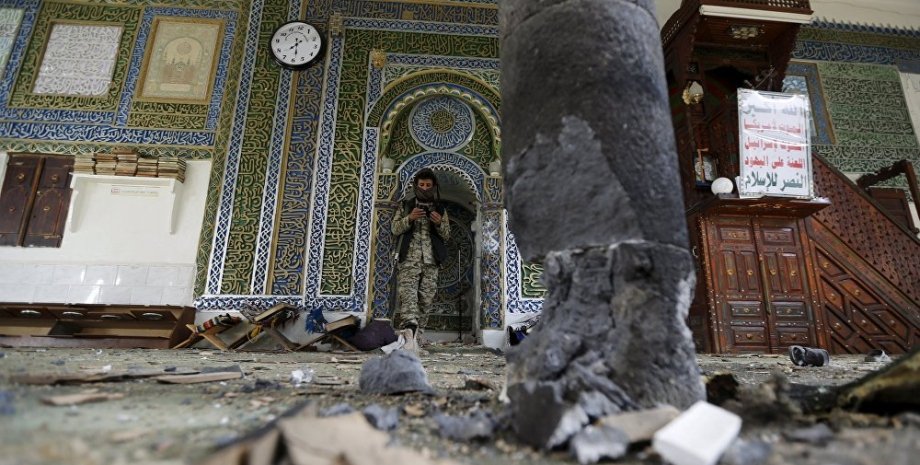 Место взрыва в мечети Йемена / Фото: REUTERS/ Khaled Abdullah