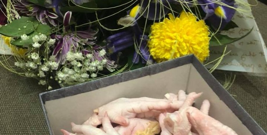 Фото "подарка", который доставили Наталье Бурейко, из ее Facebook